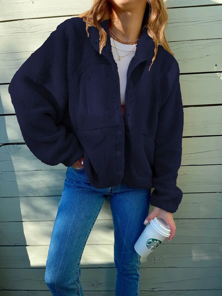 Dunkelblaue Teddyfell Jacke mit Jeanshose. IsabellBoutique030