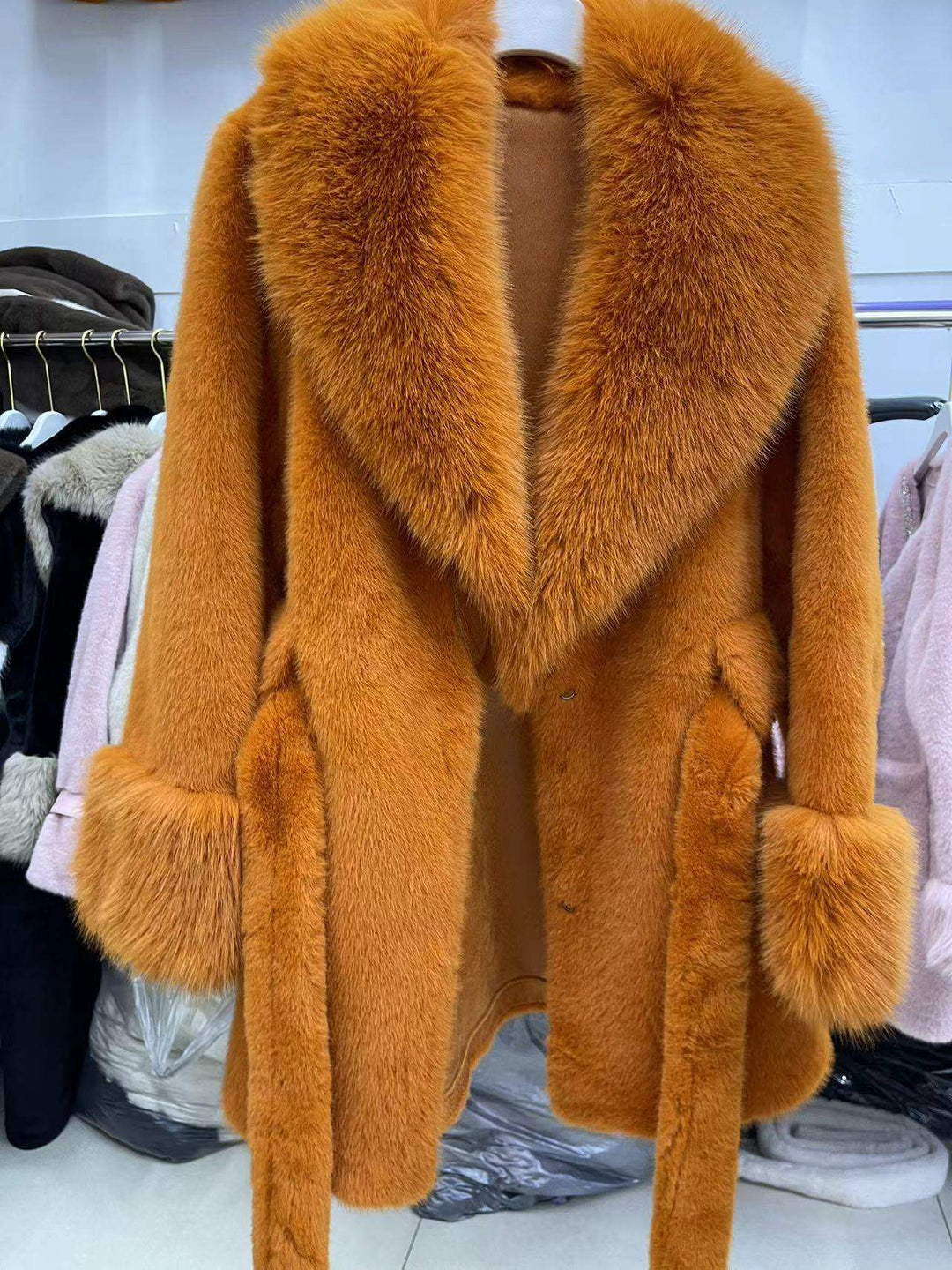 Ollfarbener Pelzmantel mit Fuchs Fellkragen. Damenmode bei IsabellBoutique030
