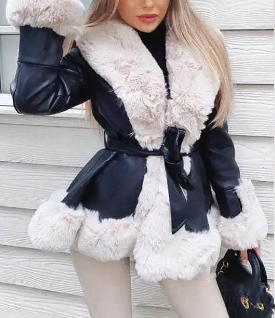 Schwarze Kunstleder Felljacke mit cremefarbenem Fell, Gürtel und Manschetten. IsabellBoutique030