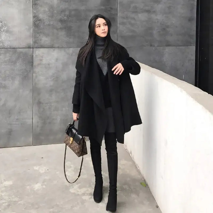 Schwarzer Mantel, Overknees ve Handtasche. Elegantes Outfit mit IsabellBoutique030.
