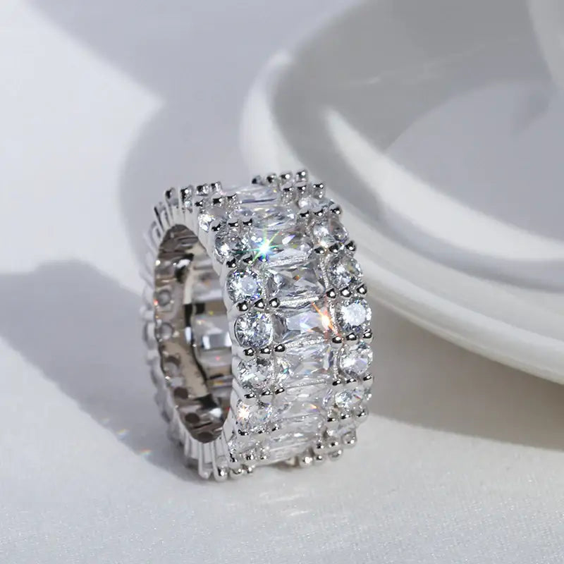 Hip-Hop Bar Zirkonring aus Kupfer mit Dreireihigem Baguette-Diamantbesatz für Damen - Damenmode online kaufen | Isabell Boutique