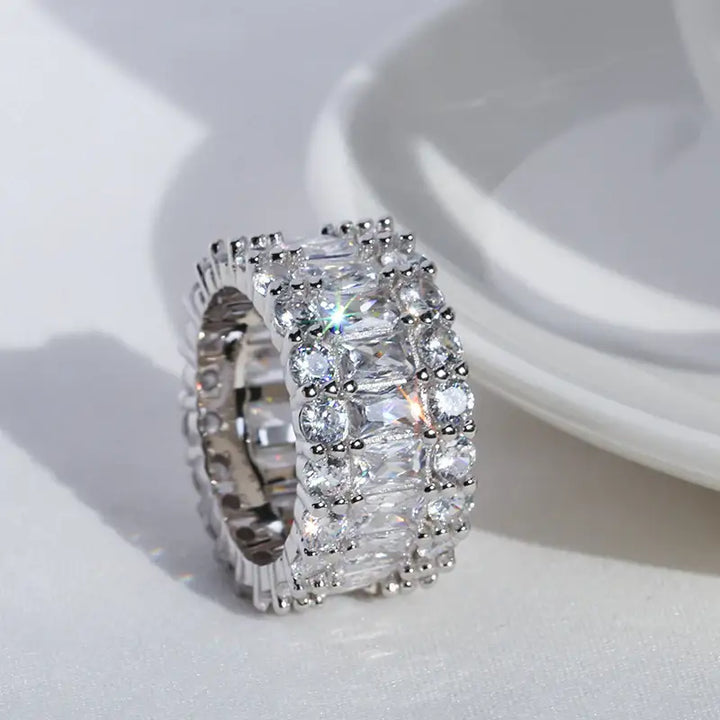 Hip-Hop Bar Zirkonring aus Kupfer mit Dreireihigem Baguette-Diamantbesatz für Damen - Damenmode online kaufen | Isabell Boutique