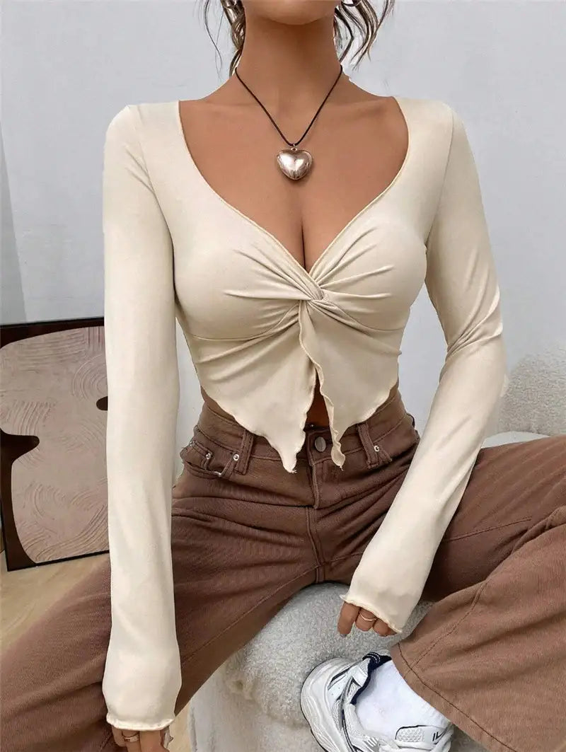 Cremefarbenes Langarmshirt mit Knoten, braune Hose, modisch, IsabellBoutique030