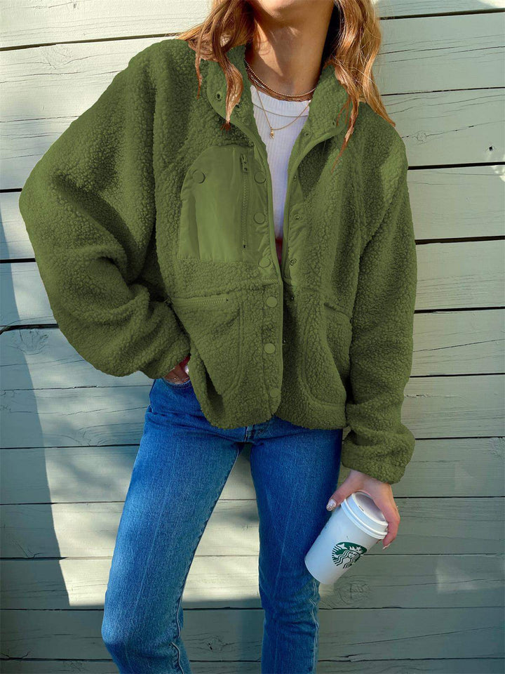 Grüne Teddy Jacke mit Knöpfen, Jeans und Kaffee, IsabellBoutique030