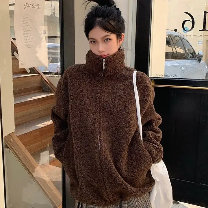 Braune Teddyjacke mit hohem Kragen, Reißverschluss, Damenmode bei IsabellBoutique030