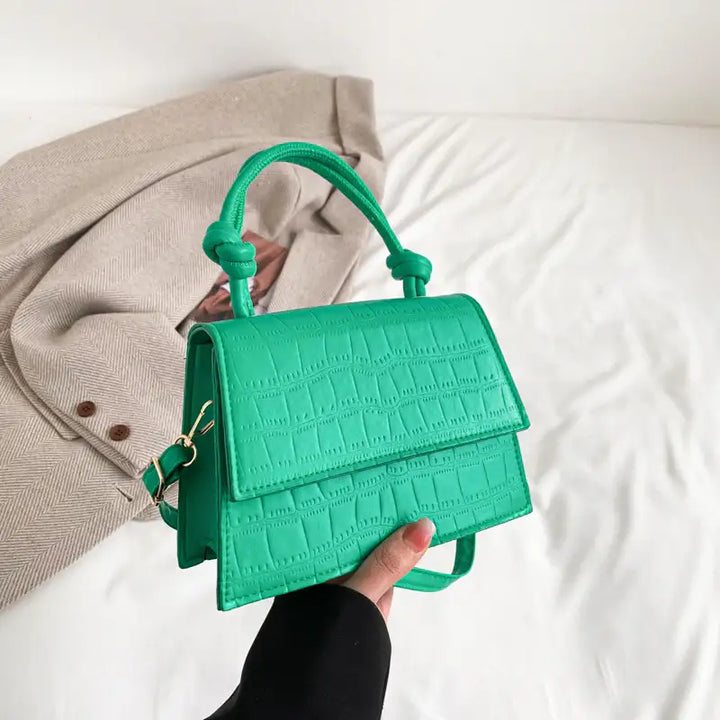 Grüne Handtasche im Kroko-Look. Modische Damenmode bei IsabellBoutique030.