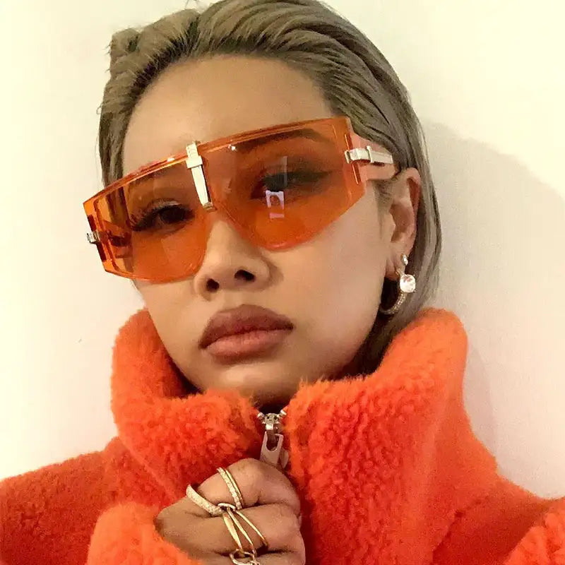 Modische orangefarbene Brille mit moderner Jacke, IsabellBoutique030
