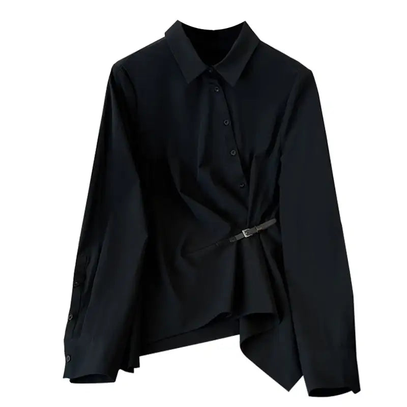 Schwarze Damenbluse mit Gürtel und Knopfleiste, modisch bei IsabellBoutique030.