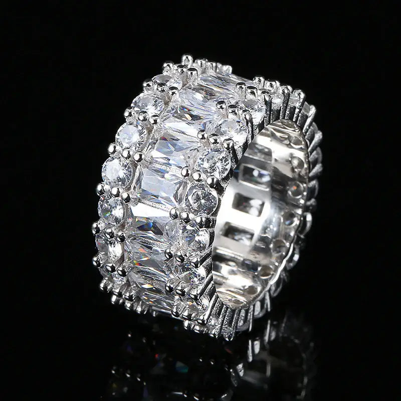 Hip-Hop Bar Zirkonring aus Kupfer mit Dreireihigem Baguette-Diamantbesatz für Damen - Damenmode online kaufen | Isabell Boutique
