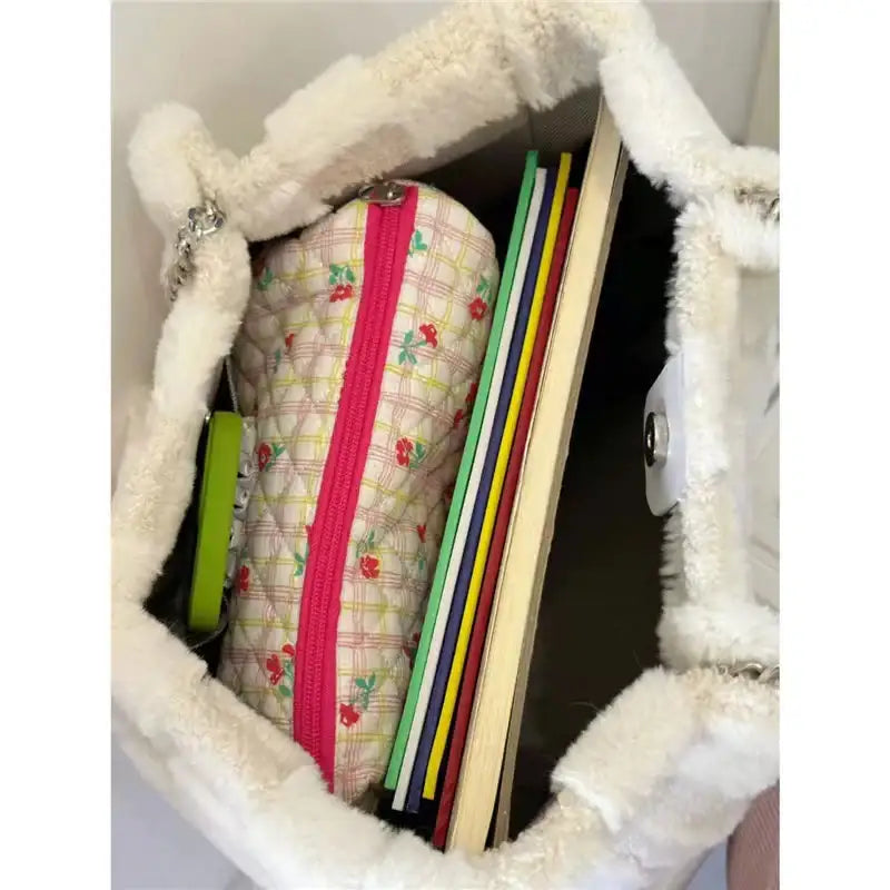 Weiße Plüsch-Schultertasche – Lässige Tote Bag - Damenmode online kaufen | Isabell Boutique