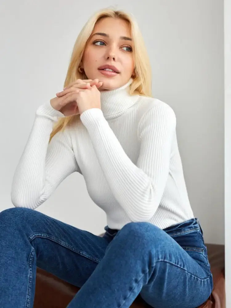 Weißer Rollkragenpullover und Jeans, schlichtes Outfit, moderne Damenmode bei IsabellBoutique030