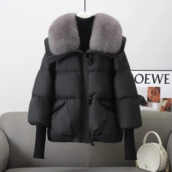 Schwarze Daunenjacke mit Pelzkragen und Strickärmeln, für Damen. IsabellBoutique030
