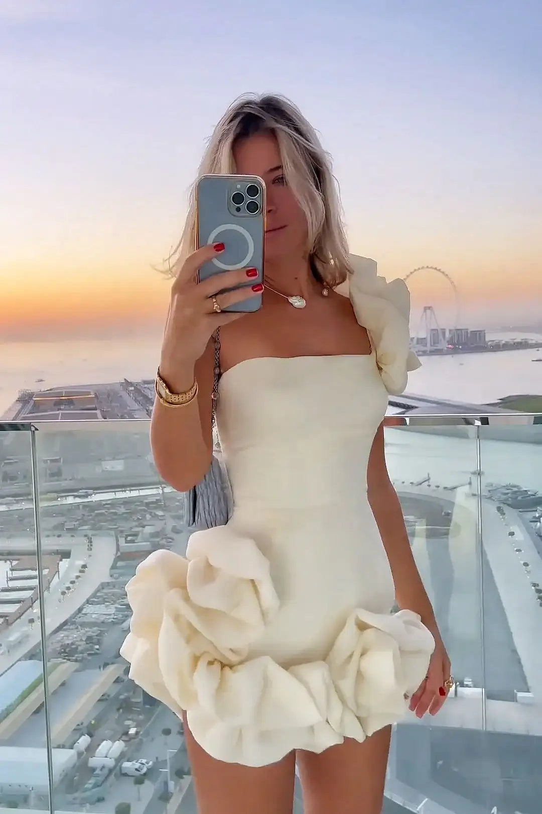 Damenkleid mit Rüschen und taillierter Knospenform - Damenmode online kaufen | Isabell Boutique