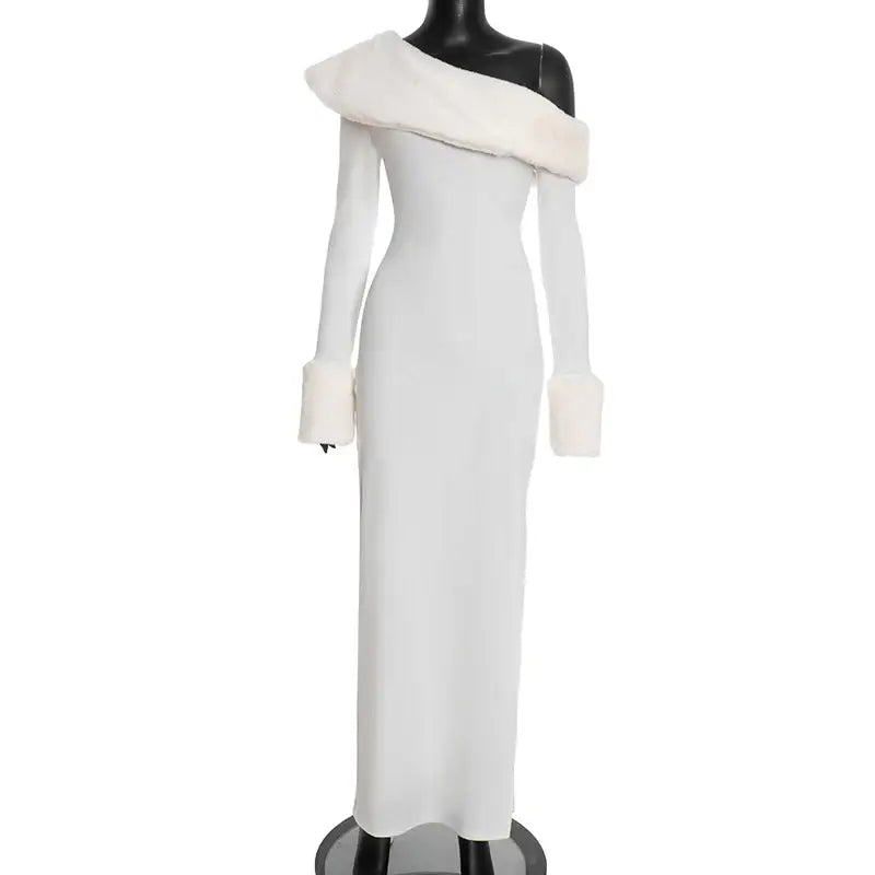 Einfarbiges, figurbetontes Weihnachtskleid mit schrägem Kragen und langen Ärmeln - Damenmode online kaufen | Isabell Boutique