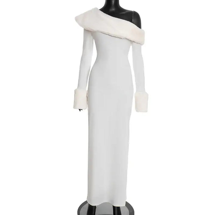 Einfarbiges, figurbetontes Weihnachtskleid mit schrägem Kragen und langen Ärmeln - Damenmode online kaufen | Isabell Boutique