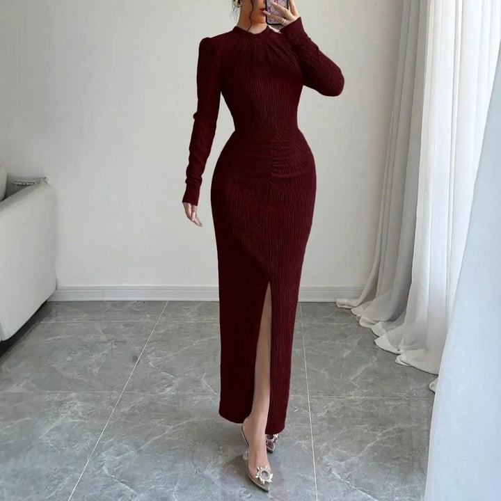 Figurbetontes Etuikleid mit Rundhalsausschnitt, taillierter Passform und Schlitz - Damenmode online kaufen | Isabell Boutique