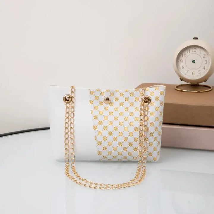Weiße Handtasche mit goldfarbenen Kettendetails ve gelbem Muster. IsabellBoutique030