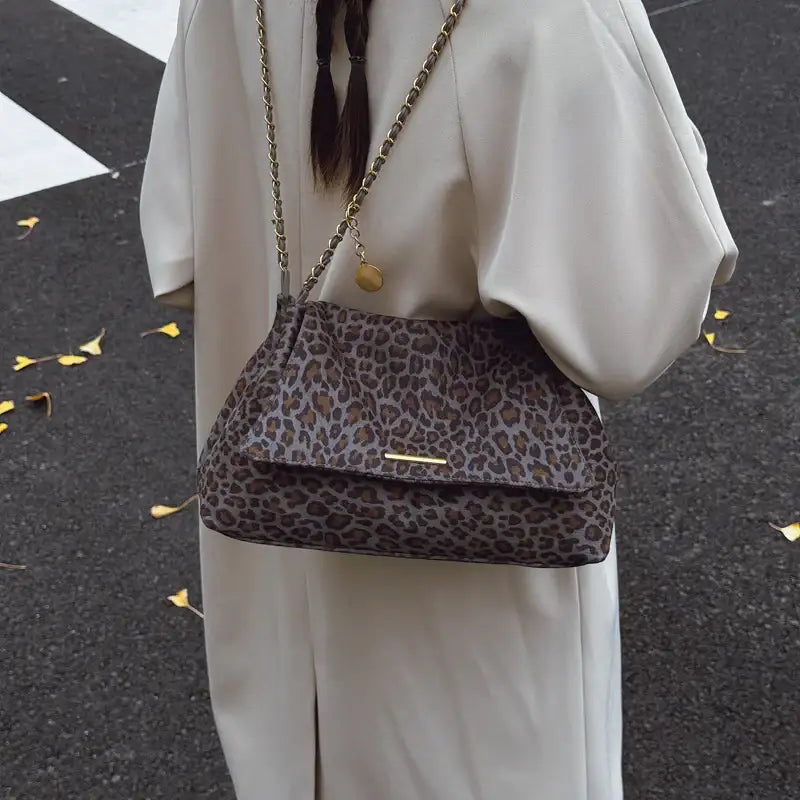 Elegante, vielseitige und geräumige Damen-Schultertasche im trendigen Leopardenmuster - Damenmode online kaufen | Isabell Boutique