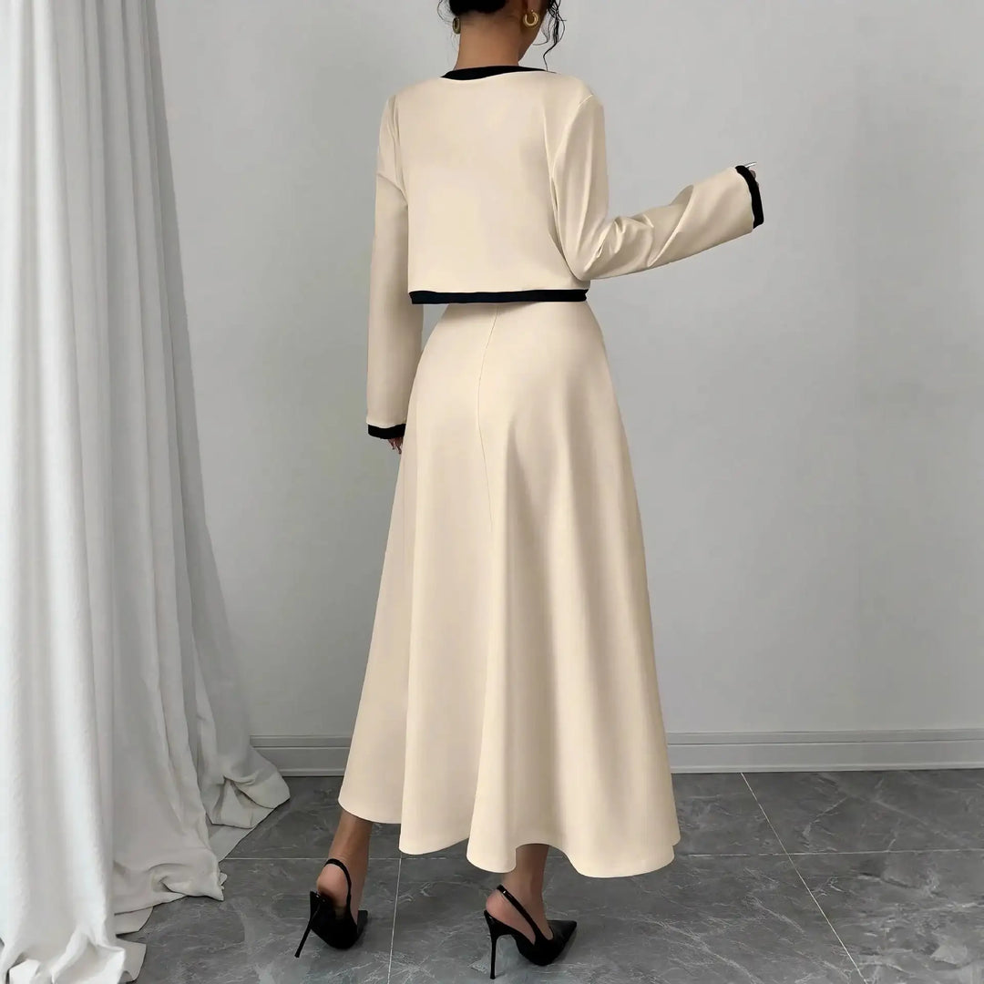 Cremefarbener Rock-Anzug mit schwarzen Details. Elegantes Outfit für Damen von IsabellBoutique030.
