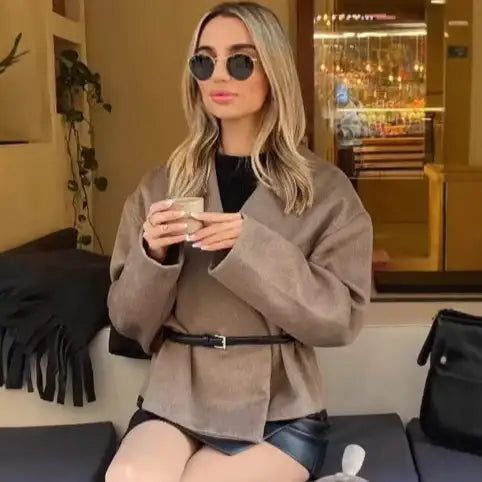Modische Frau mit Brille und brauner Jacke, IsabellBoutique030