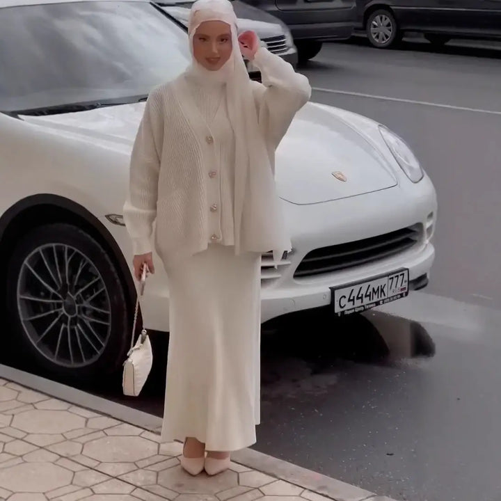 Cremefarbene Strickjacke, Rock- und Hijab-Set. Elegante Damenmode bei IsabellBoutique030