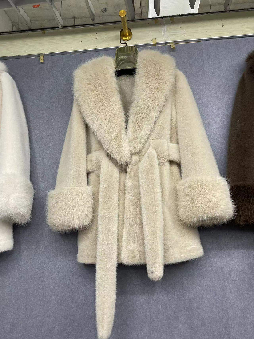 Creme Kunstfell Jacke mit Gürtel und Pelzkragen, Damenmode bei IsabellBoutique030