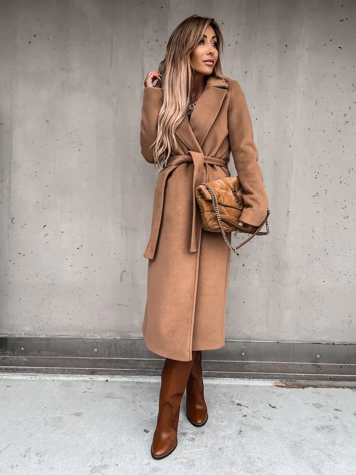 Kamelfarbener Mantel mit Bindegürtel und Stiefeln, Damenmode von IsabellBoutique030