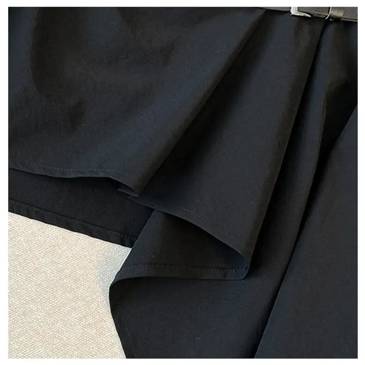 Schwarzer Stoff mit Falten, Detailaufnahme. Damenmode von IsabellBoutique030.