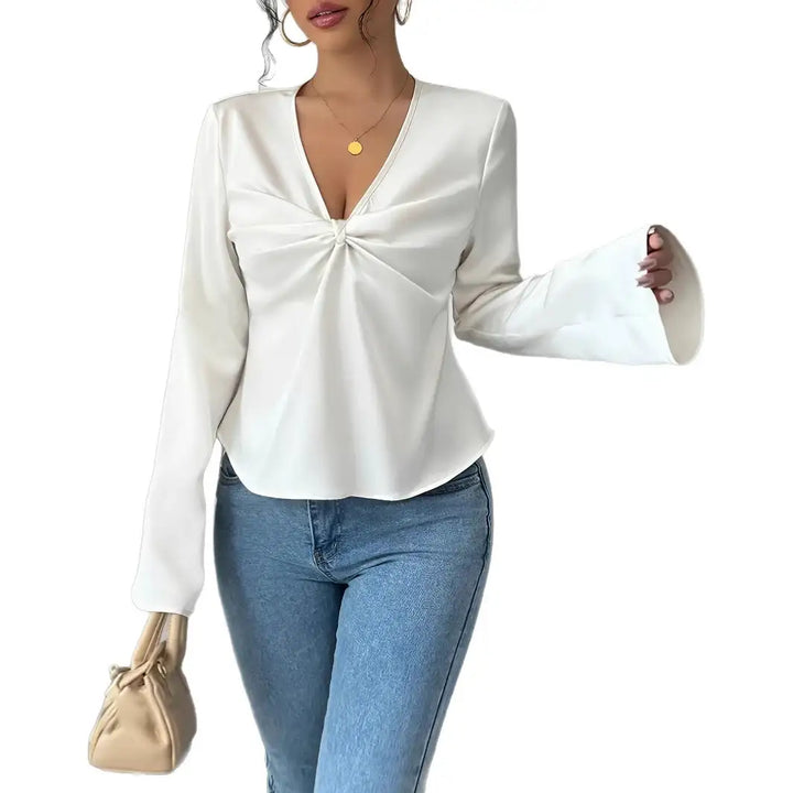 Weiße V-Ausschnitt-Bluse mit Knoten-Detail, Flatterärmeln. Damenmode bei IsabellBoutique030