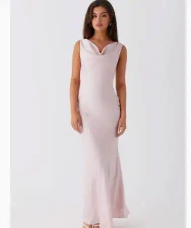 Elegantes, rückenfreies Premium-Satin-Kleid in Slim-Fit mit Meerjungfrau-Schnitt - Damenmode online kaufen | Isabell Boutique