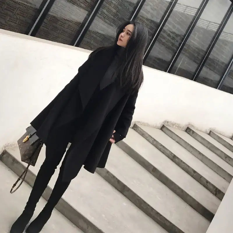 Schwarzer Mantel mit Stiefeln, elegantes Outfit. Damenmode bei IsabellBoutique030