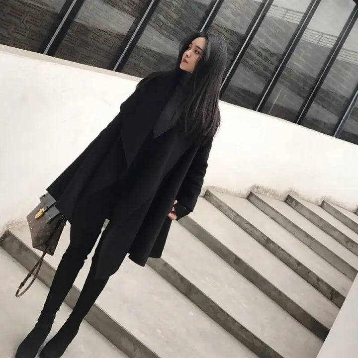 Schwarzer Mantel mit Stiefeln, elegantes Outfit. Damenmode bei IsabellBoutique030