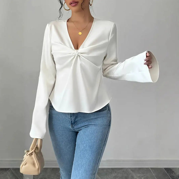 Weiße Bluse mit V-Ausschnitt &amp; weiten Ärmeln, Jeans &amp; Handtasche, IsabellBoutique030