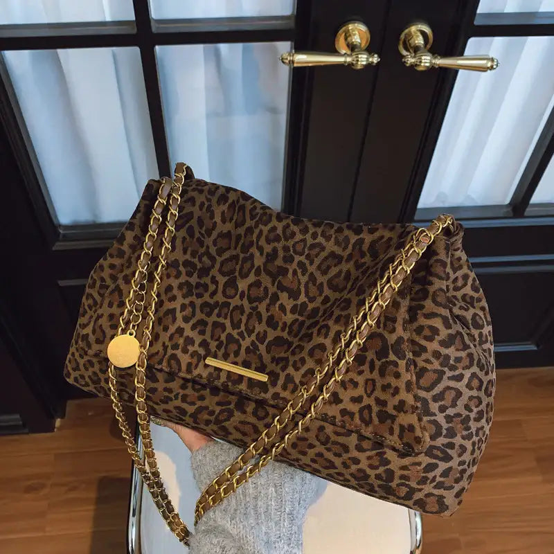 Elegante, vielseitige und geräumige Damen-Schultertasche im trendigen Leopardenmuster - Damenmode online kaufen | Isabell Boutique