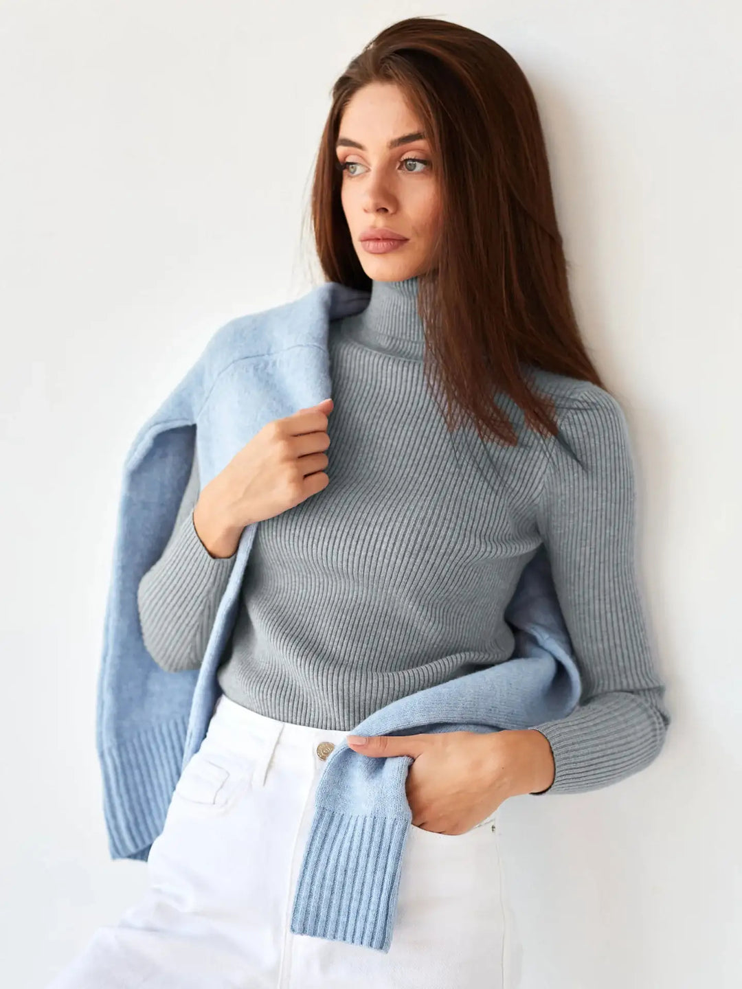 Grauer Rollkragenpullover mit blauer Strickjacke, weiße Jeans. Damenmode bei IsabellBoutique030.