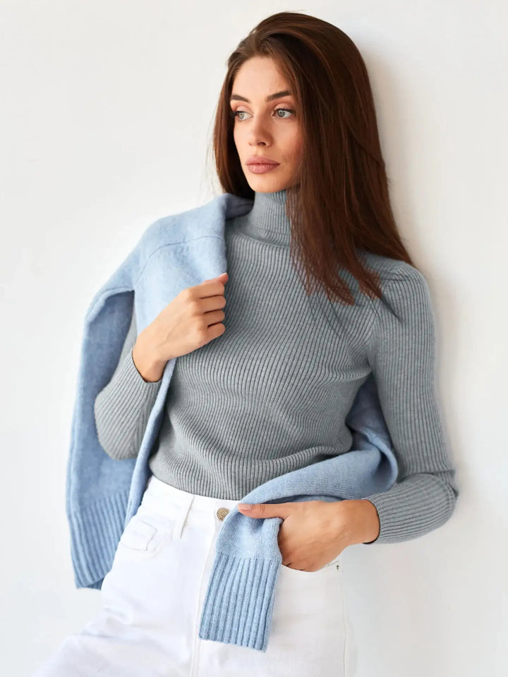 Grauer Rollkragenpullover mit blauer Strickjacke, weiße Jeans. Damenmode bei IsabellBoutique030.