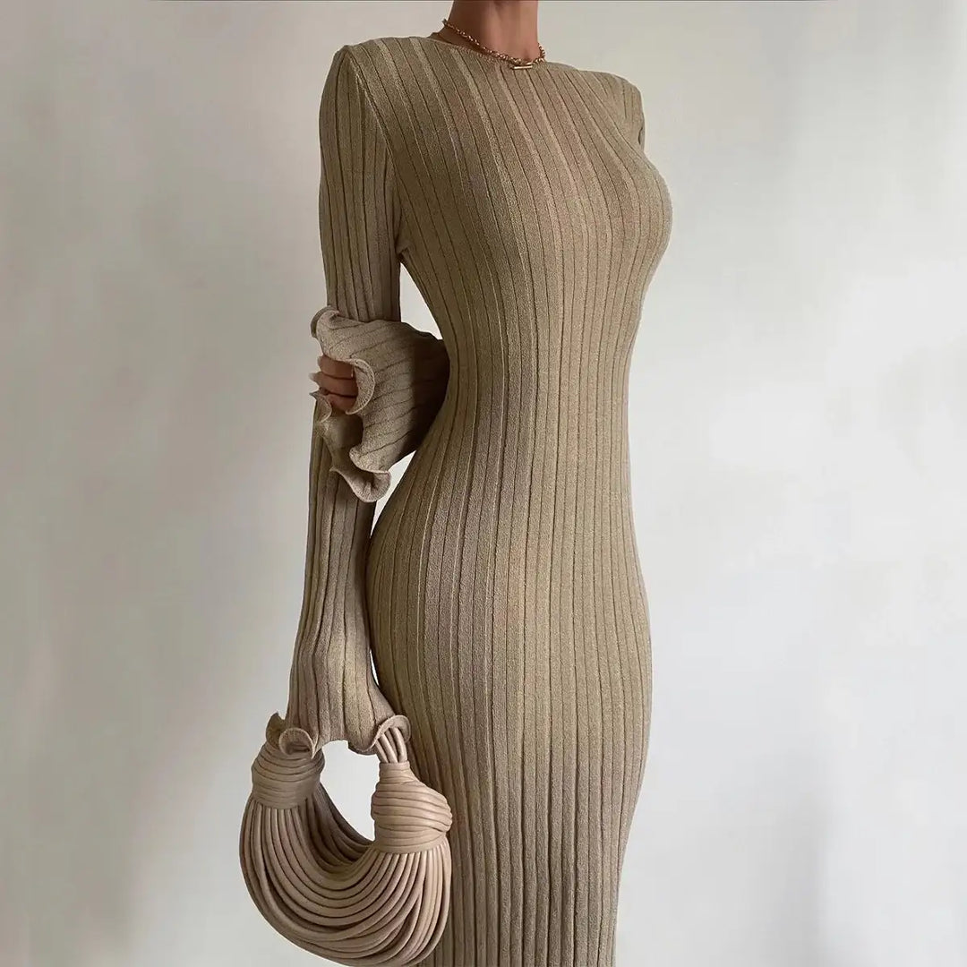 Figurbetontes, langärmliges Maxi-Strickkleid mit Rüschen, rückenfreiem Design und sexy Hüftschnitt – ideal für Party &amp; Strand - Damenmode online kaufen | Isabell Boutique