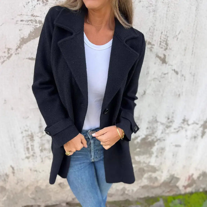 Schwarzer Wollmantel, weißes Shirt, Jeans, klassischer Stil, Damenmode bei IsabellBoutique030