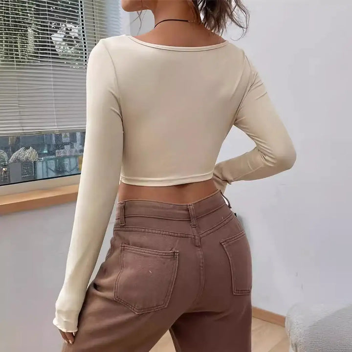 Beiges Crop-Top mit U-Ausschnitt, lange Ärmel, Jeans, Damenmode bei IsabellBoutique030