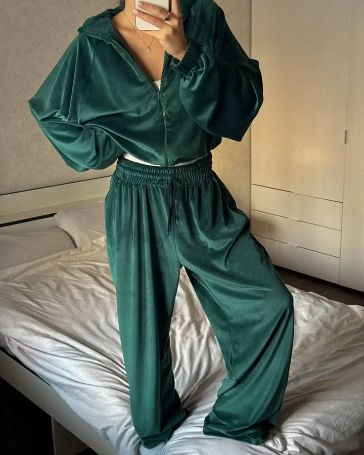 Grünes Samt-Set, bestehend aus Jogginghose und Kapuzenjacke bei IsabellBoutique030.