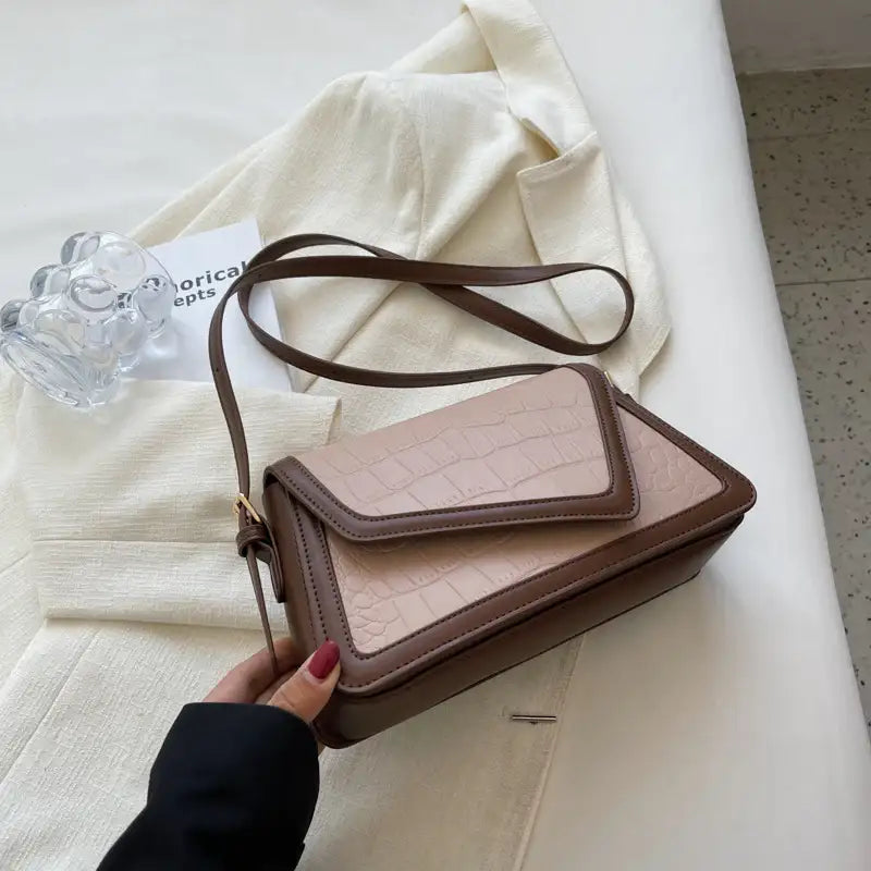 Beige Umhängetasche mit braunen Details und Krokodil-Optik, IsabellBoutique030
