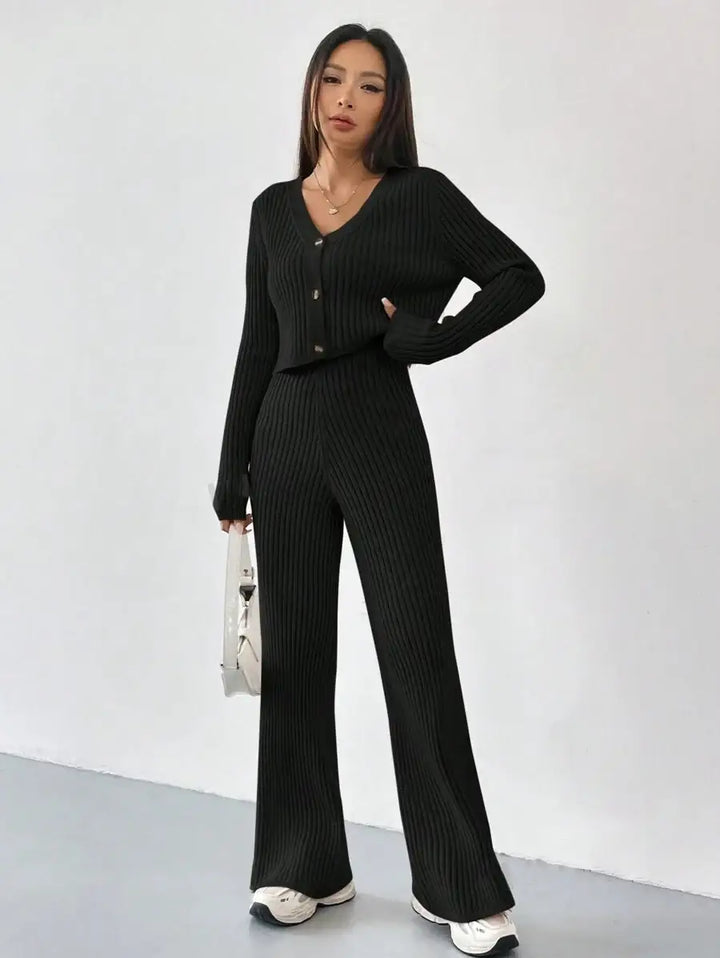 Einfarbiges, gestricktes Damen-Zweiteiler-Set mit V-Ausschnitt, kurzem Cardigan und Bootcut-Hose – vielseitige Freizeitmode für Damen - Damenmode online kaufen | Isabell Boutique