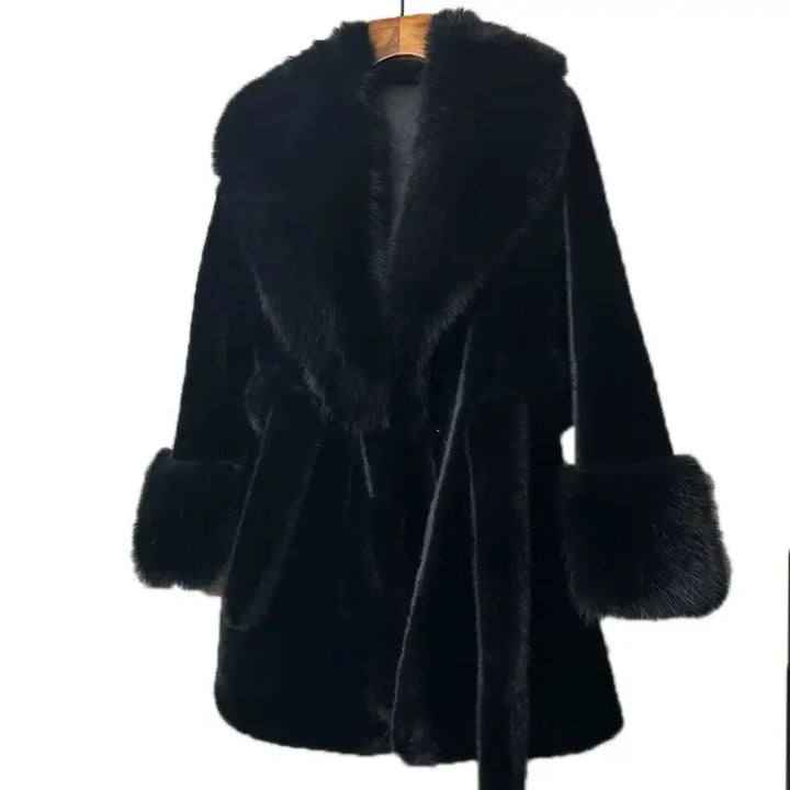 Schwarzer Mantel mit Fellkragen und Manschetten, Damenmode bei IsabellBoutique030