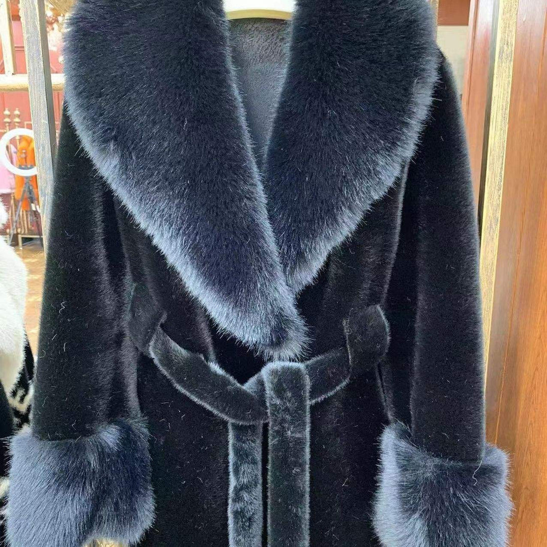 Schwarzer Mantel mit Pelzkragen, Gürtel und Manschetten, Damenmode bei IsabellBoutique030.