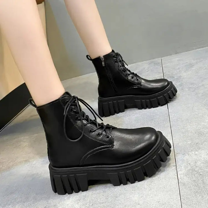 Damen Plateau-Stiefel mit Schnürung und seitlichem Reißverschluss - Damenmode online kaufen | Isabell Boutique