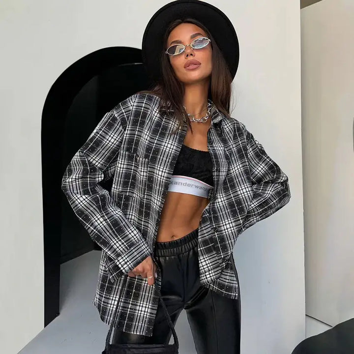 Schwarz-weiß kariertes Hemd, Crop Top ve Lederhose. Trendiger Look bei IsabellBoutique030