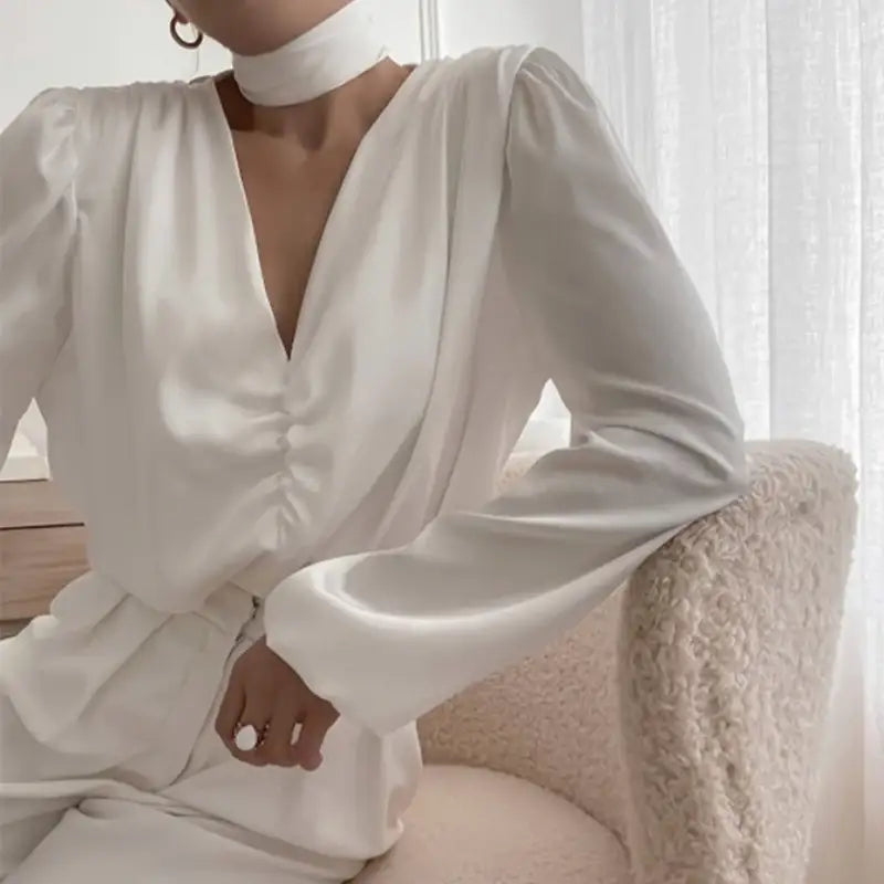 Weißes Damenoberteil mit V-Ausschnitt, Chokerhalsband, Ballonärmel. Casual Look. IsabellBoutique030