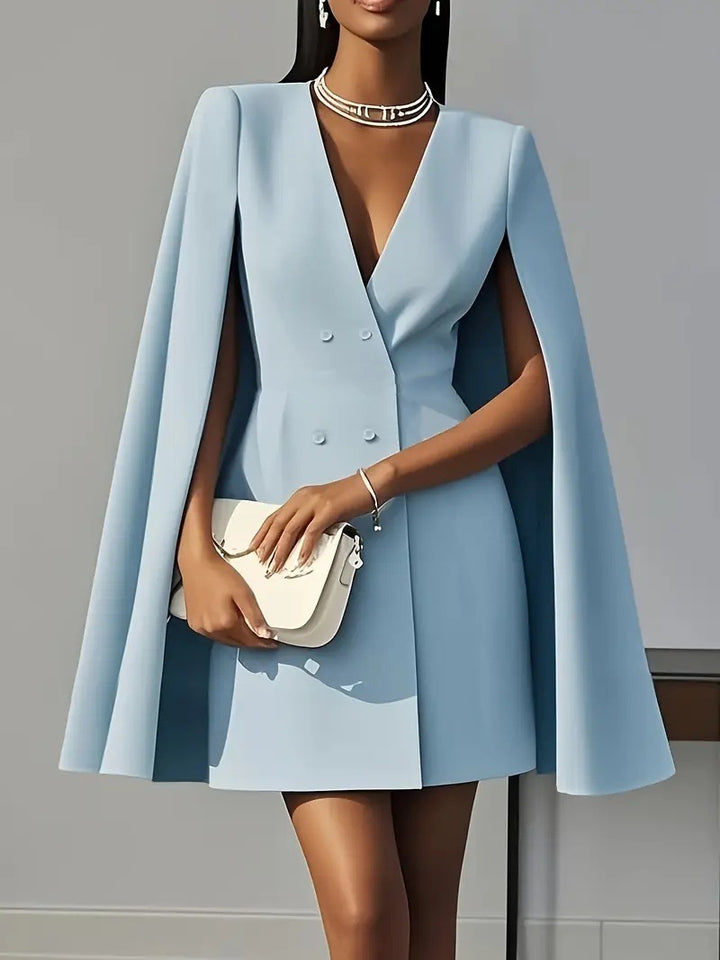 Hellblaues Cape-Kleid mit V-Ausschnitt und Knöpfen, elegant und modern, IsabellBoutique030