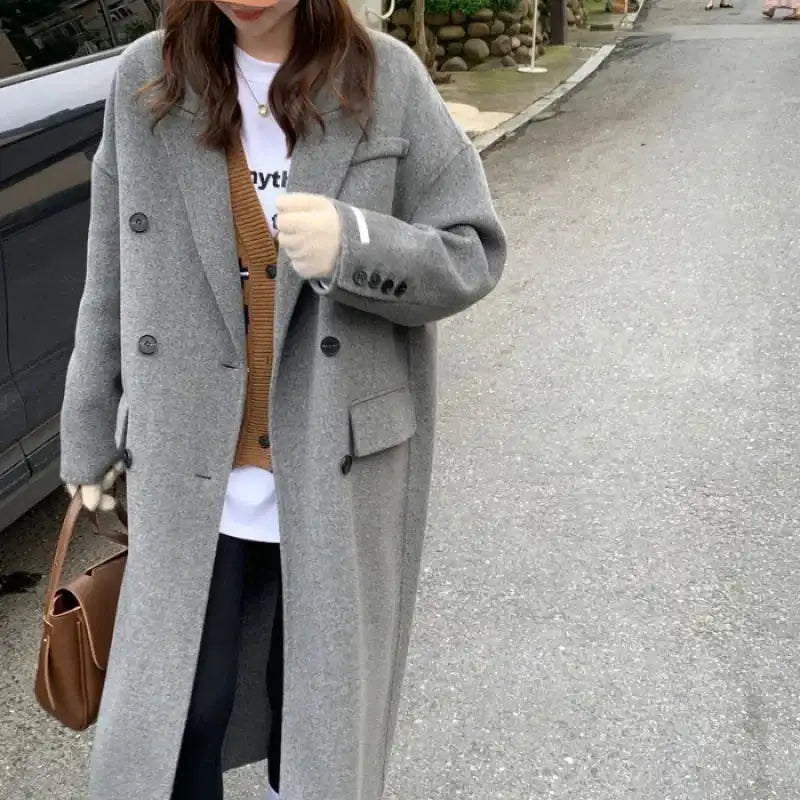 Grauer Wollmantel, Oversized-Schnitt mit Knöpfen, Frau trägt Mode, IsabellBoutique030