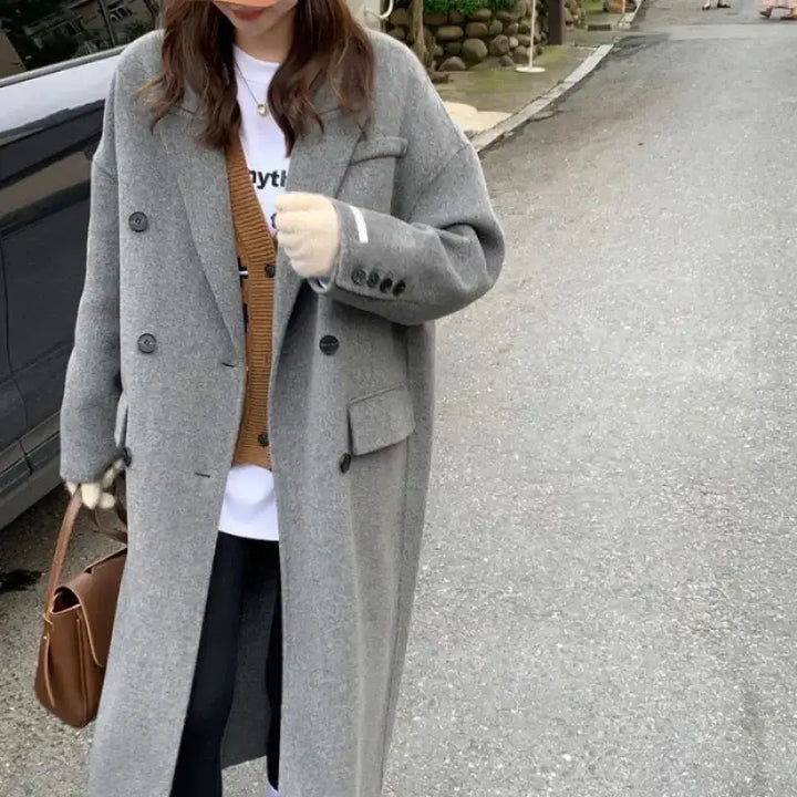 Grauer Wollmantel, Oversized-Schnitt mit Knöpfen, Frau trägt Mode, IsabellBoutique030